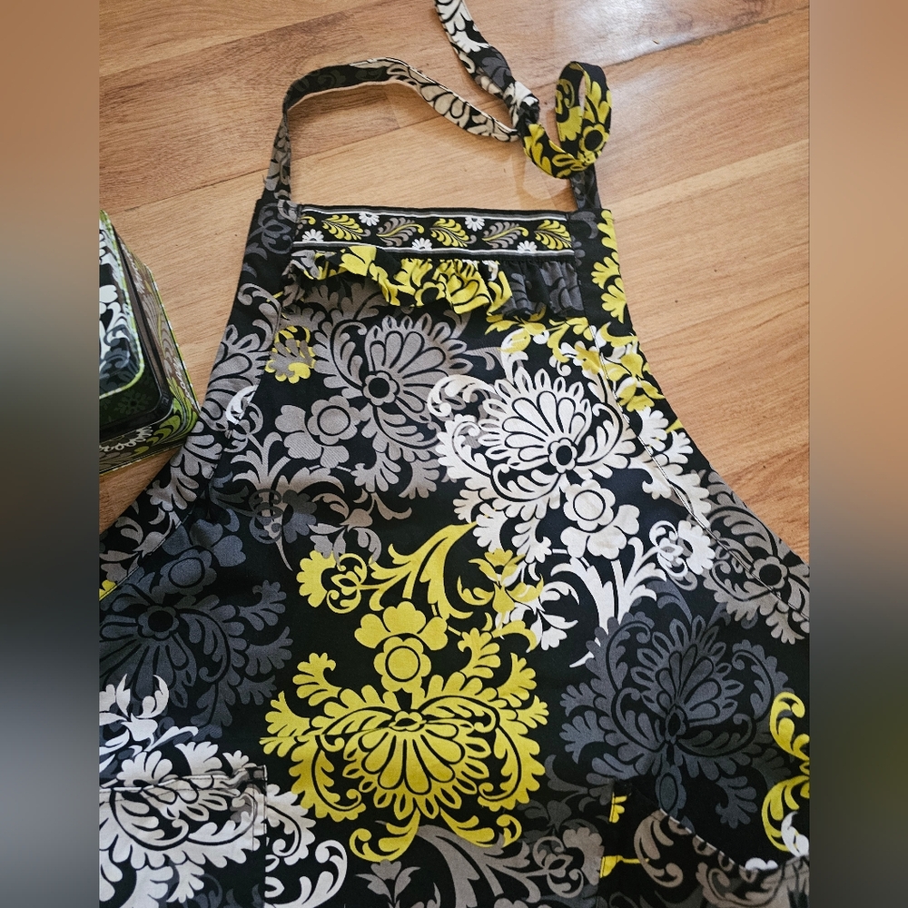 Vera Bradley Pocket Cooking Apron Set With Collectable Tin - Picture 4 of 10